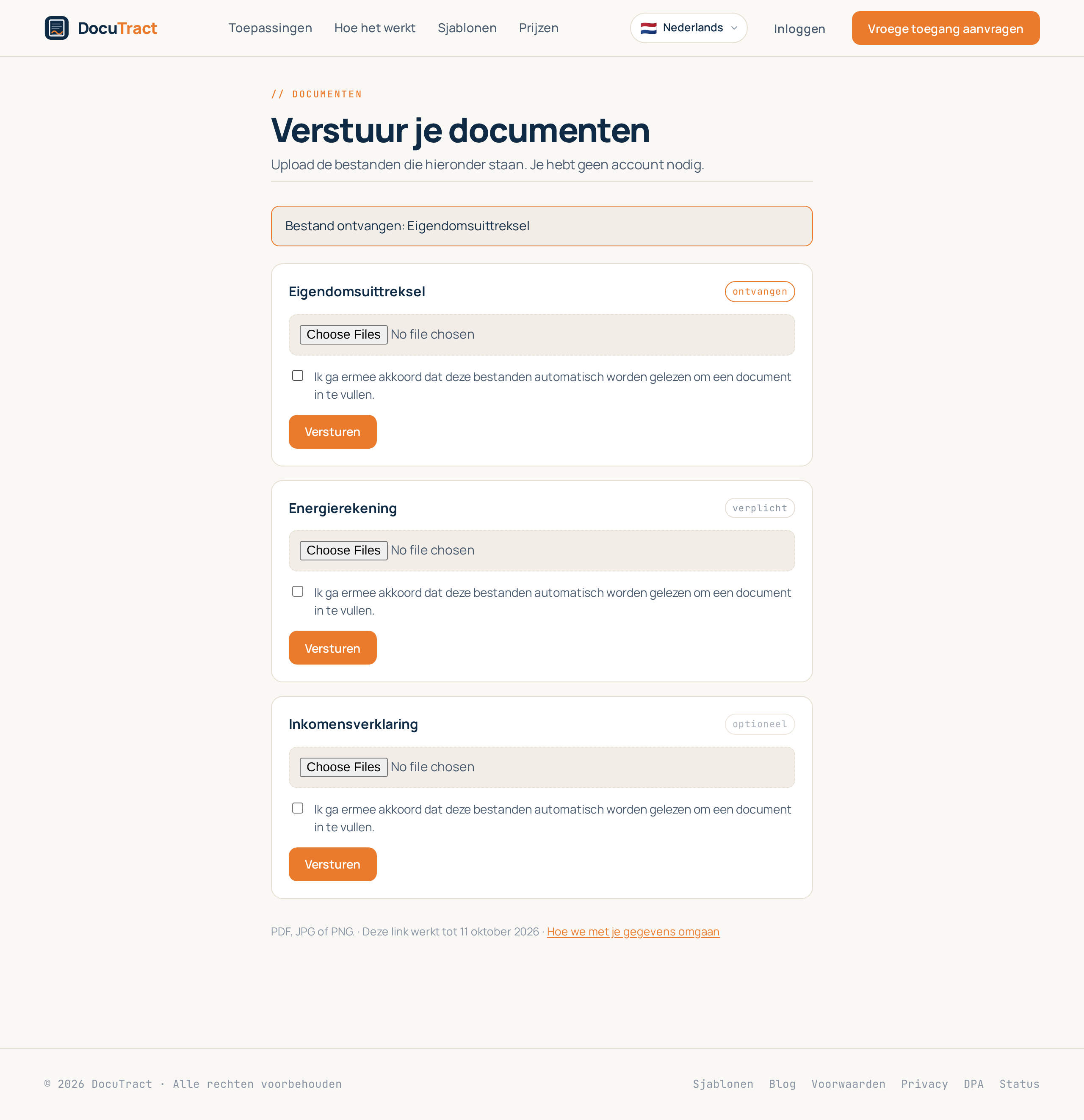 De pagina van de klant: de lijst met documenten, een uploadknop voor elk, en het eerste al ontvangen