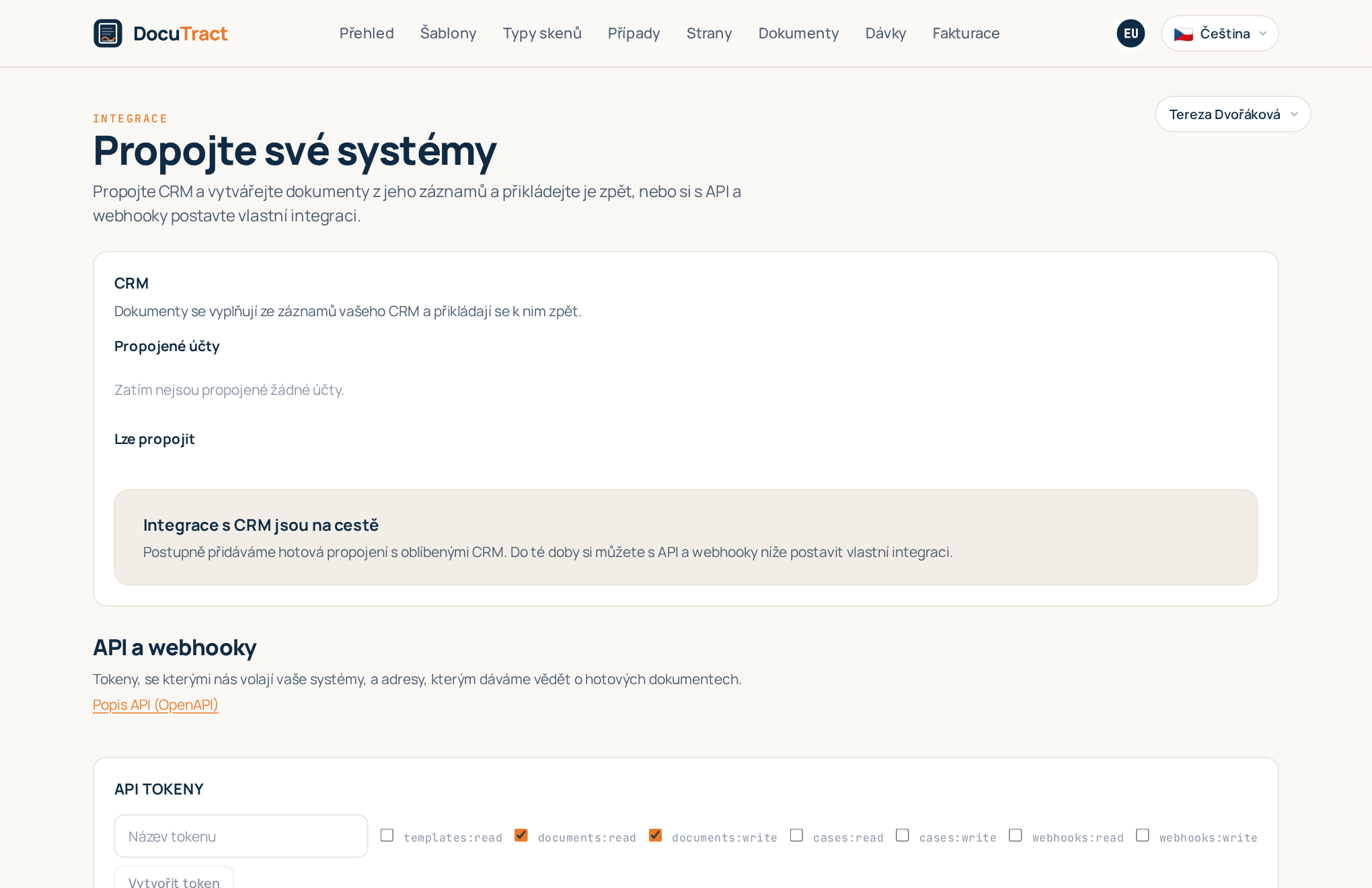 Obrazovka „Integrace“: nahoře oddíl CRM, pod ním API a webhooky