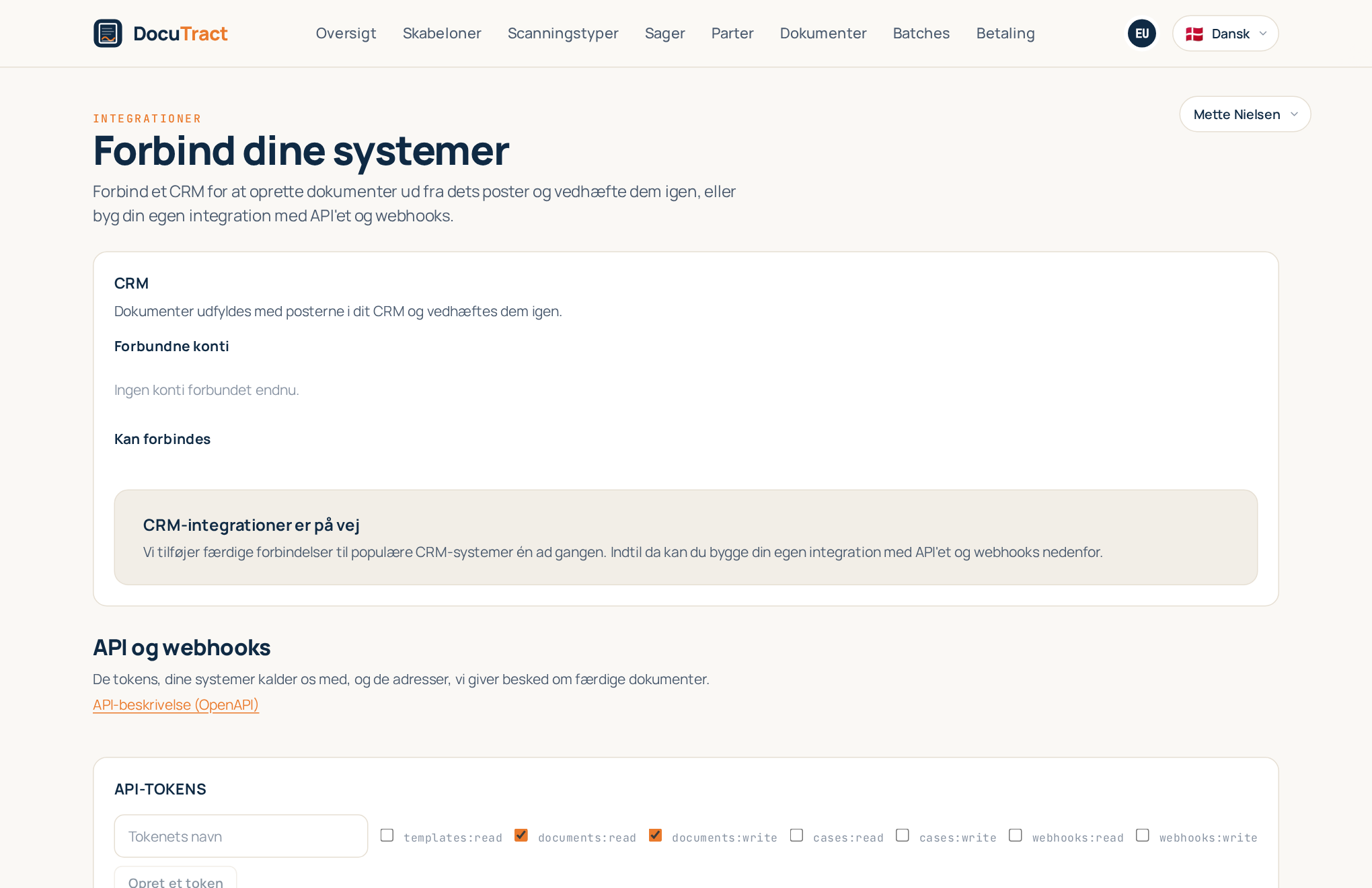 Skærmen "Integrationer": først CRM-afsnittet, nedenunder API og webhooks