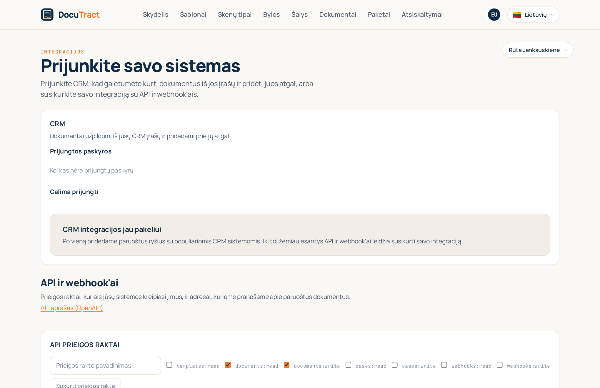 Ekranas „Integracijos“: pirma CRM skiltis, po ja API ir webhook'ai