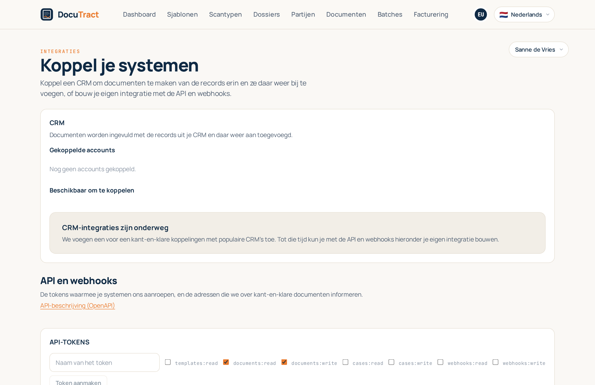 Het scherm „Integraties”: eerst het CRM-gedeelte, daaronder API en webhooks